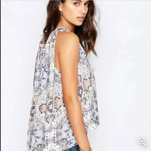 FREE PEOPLE Darcy Swing Sleeveless Blue and White Abstract Print Top Size Medium - Picture 2 of 12